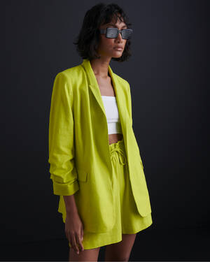 marksandspencer_SS23_LOOKBOOK_zluta_dlouhe sako_1999Kc_sortky s vazanim v pase_899Kc_slunecni bryle_499Kc.jpg